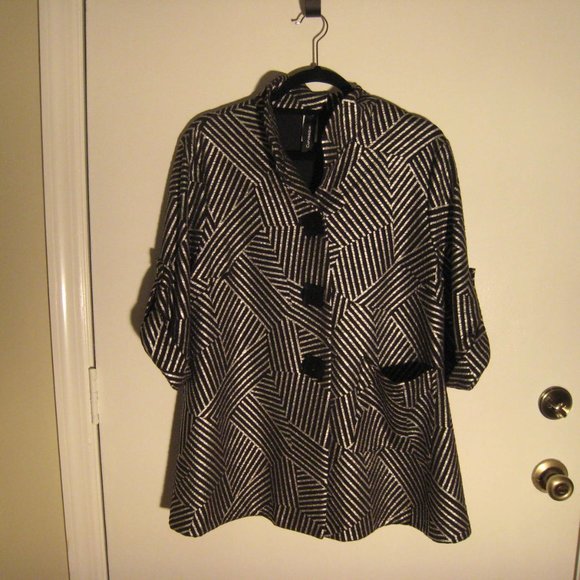 Women's Lightweight Abstract Design Flare Jacket - Picture 3 of 4